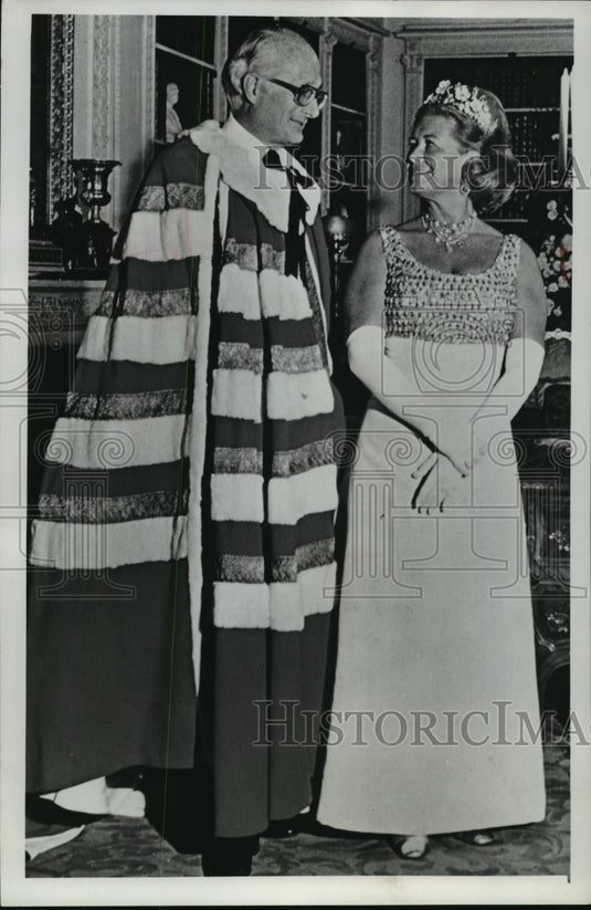 1975 Press Photo A portrait of the duke and duchess of Bedford - mja08174 - Historic Images