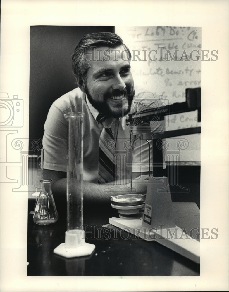 1987 Press Photo W Rickford Broniec, teaches science at Racine JI Case High-Historic Images