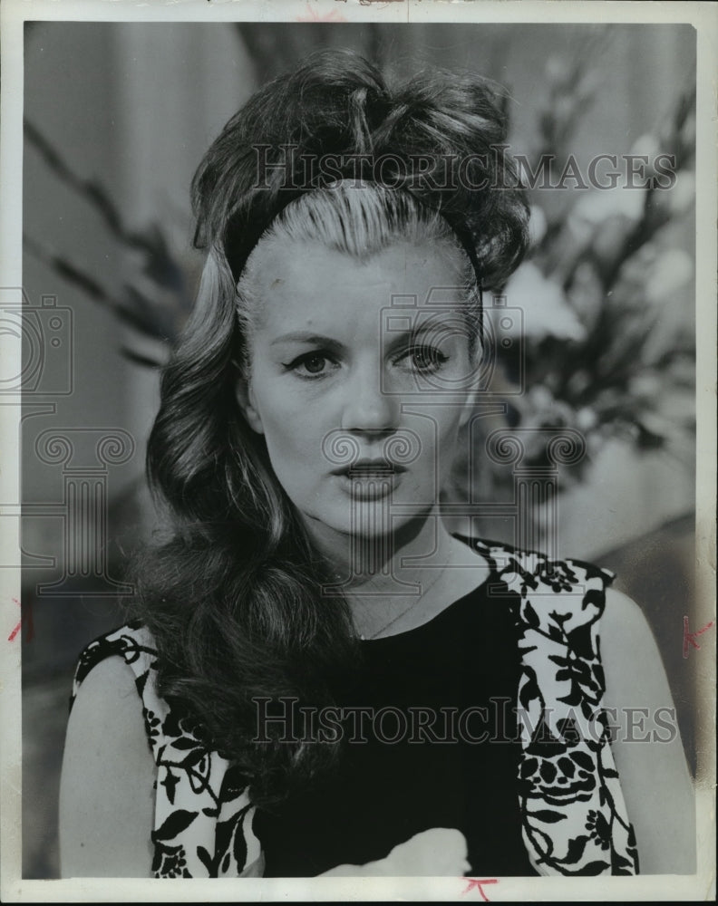 1984 Press Photo Corine Calvet in More, More, More, More on NBC's Du Pont Show - Historic Images