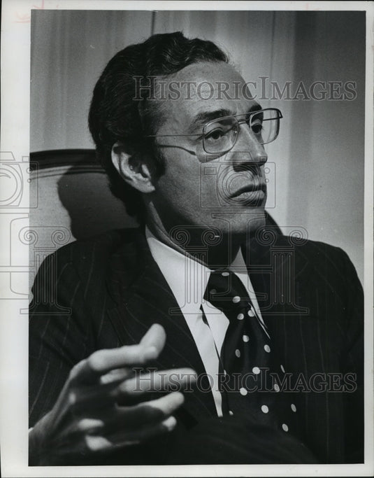 1974 Press Photo Dr. Marvin S. Belsky Teaching Patients - mja08289 - Historic Images