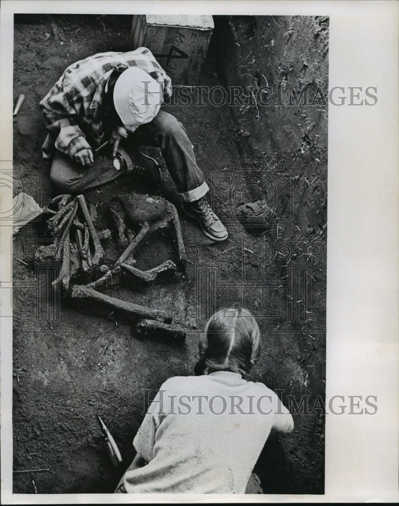 1987 Press Photo Two Beloit Students Inspect Find of Pre-Toltec Indians - Historic Images