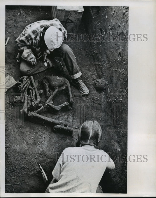 1987 Press Photo Two Beloit Students Inspect Find of Pre-Toltec Indians - Historic Images