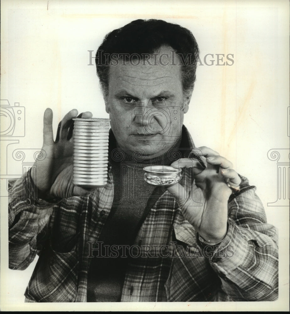 1980 Press Photo Inventor Paul Belokin Holds Prototypes of Currugated Can - Historic Images