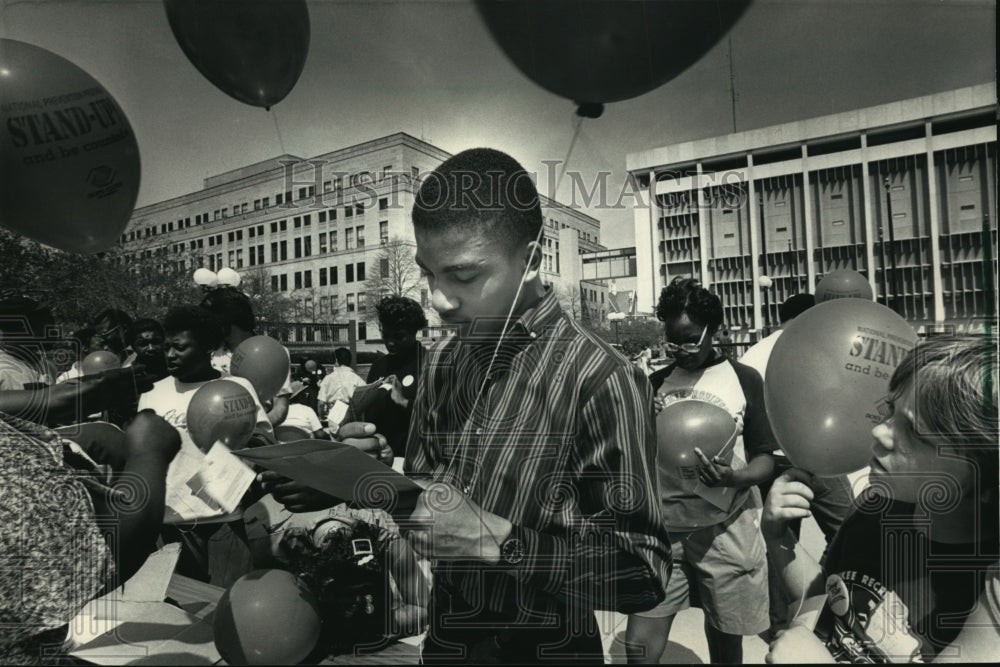 1987 Press Photo Steve Jarnigan Signs Petition for Drug Free at Milwaukee Rally - Historic Images