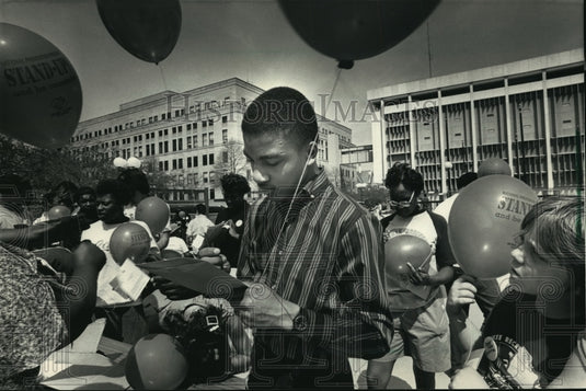 1987 Press Photo Steve Jarnigan Signs Petition for Drug Free at Milwaukee Rally - Historic Images