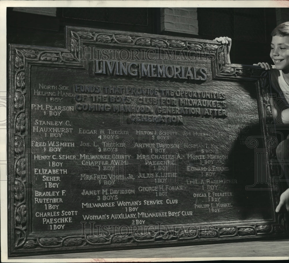 1950 Press Photo Michael Aken &amp; Donald Kuster by Living Memorial Plaque - Historic Images