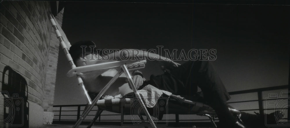 1993 Press Photo Anthony Cadden work on his tan at Bradford Beach, Cadden - Historic Images