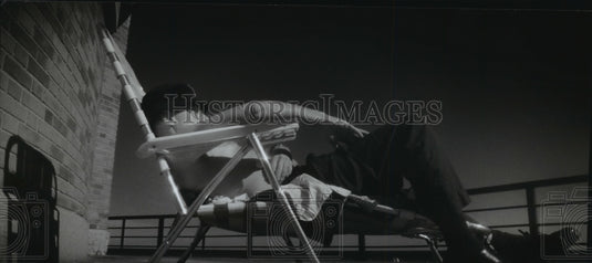 1993 Press Photo Anthony Cadden work on his tan at Bradford Beach, Cadden - Historic Images