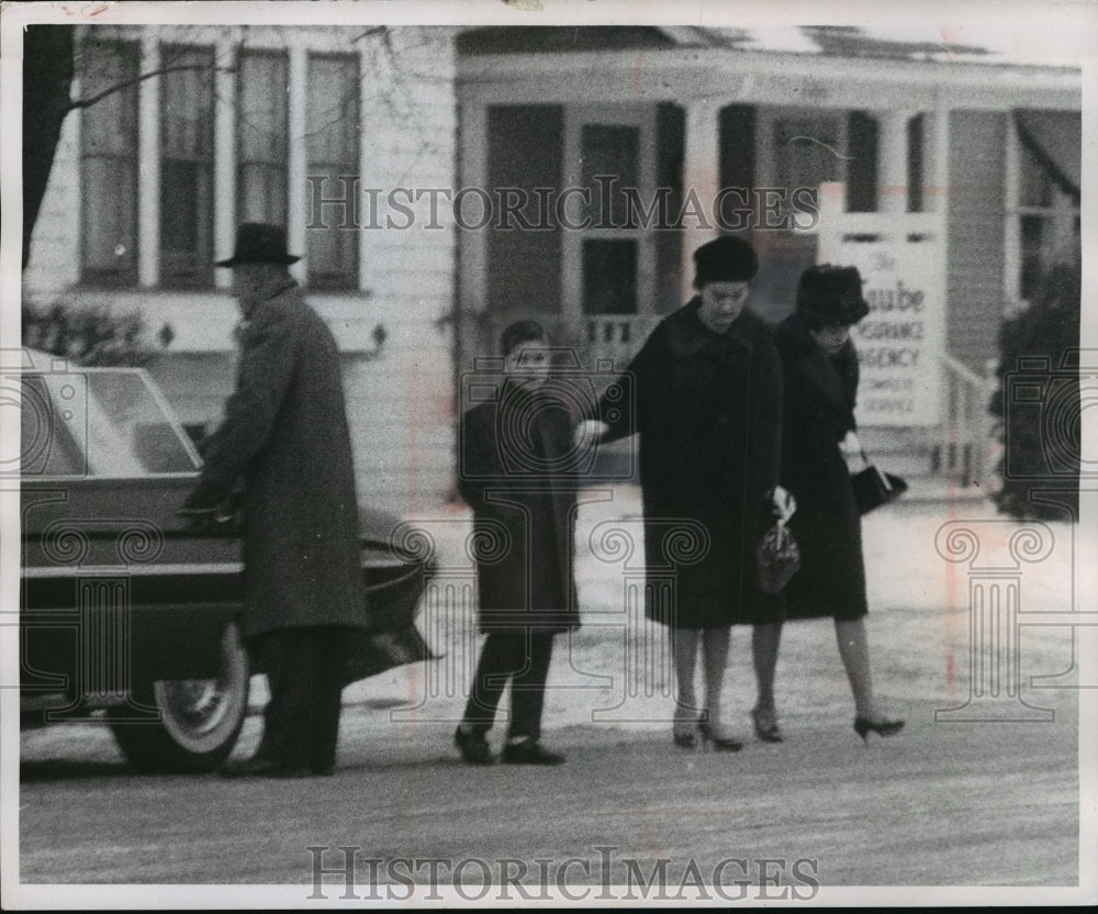 1963 Press Photo Anthony Biernat&#39;s family enter Bruch funeral home in Kenosha-Historic Images