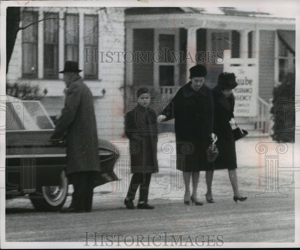 1963 Press Photo Anthony Biernat's family enter Bruch funeral home in Kenosha-Historic Images