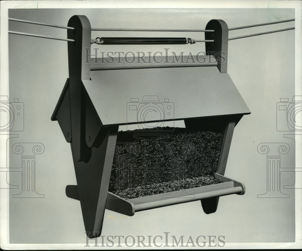 1985 Press Photo Trolley birds feeder can be filled without going outside - Historic Images