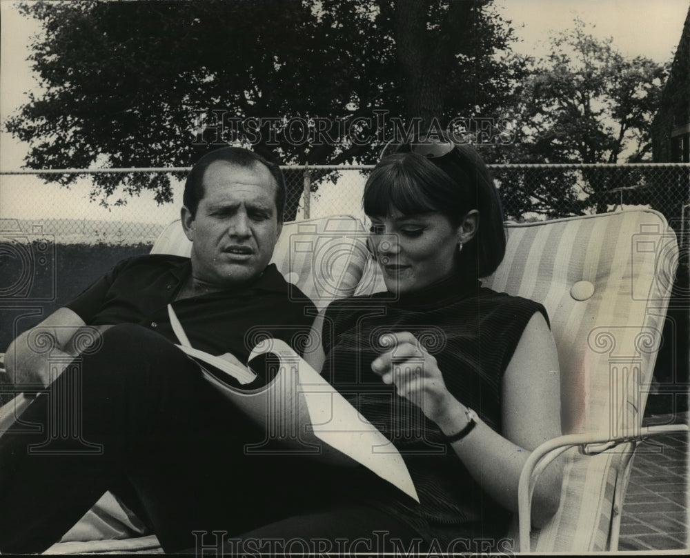 1965 Press Photo Alan King and co-star Jane Elliot study the script - mja08438-Historic Images