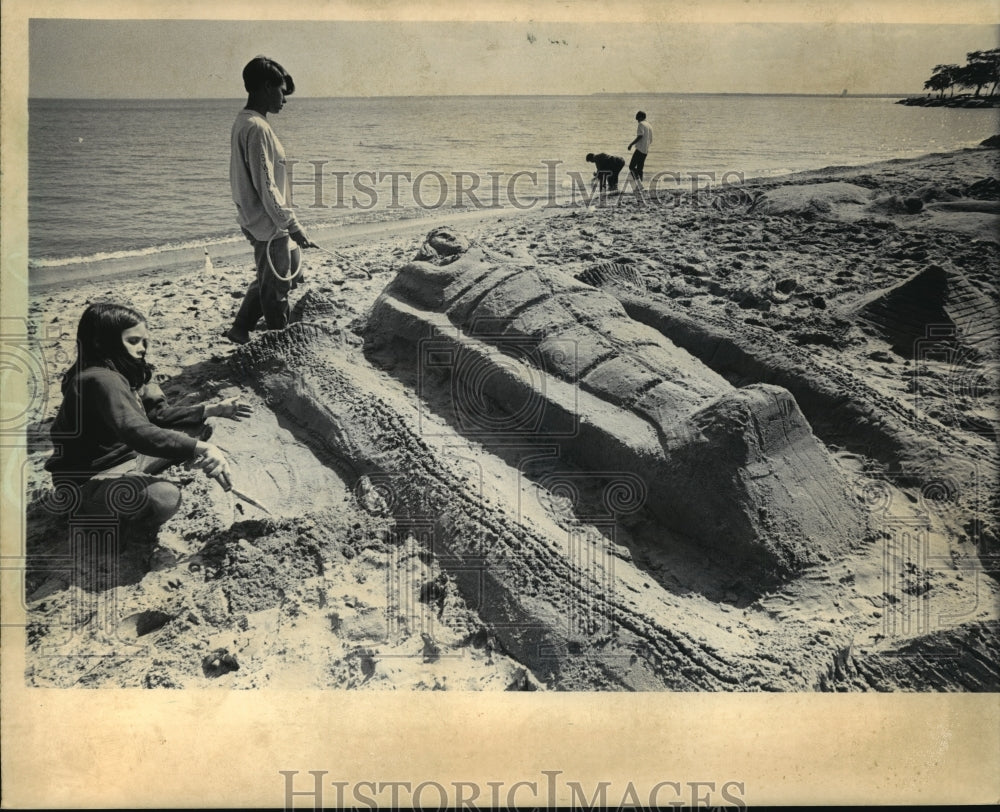 1985 Press Photo Rebecca Ball and Kate Estok waters sculpture at Bradford Beach - Historic Images