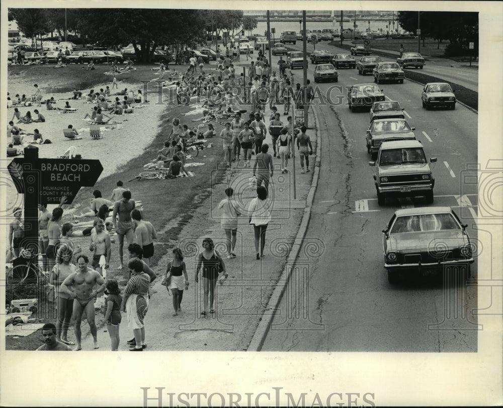 1985 Press Photo Crowd enjoying the weather at the Bradford Beach - mja08489 - Historic Images