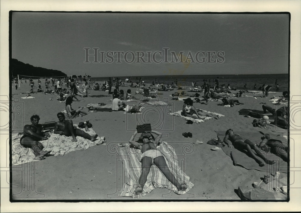 1985 Press Photo People enjoying the weather at the Bradford Beach - mja08494 - Historic Images