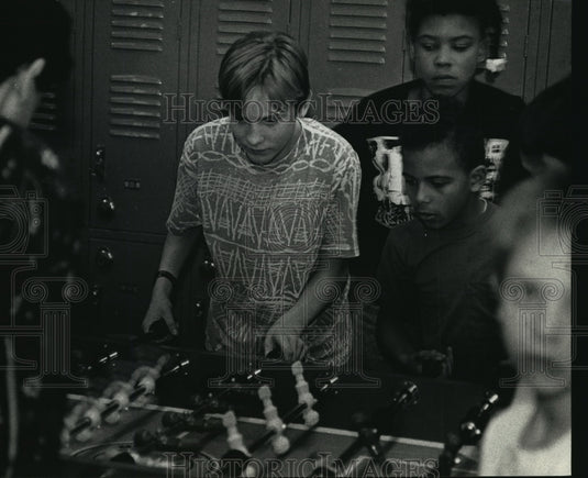 1992 Press Photo Donald Menting playing foosball at the Boys & Girls Club-Historic Images