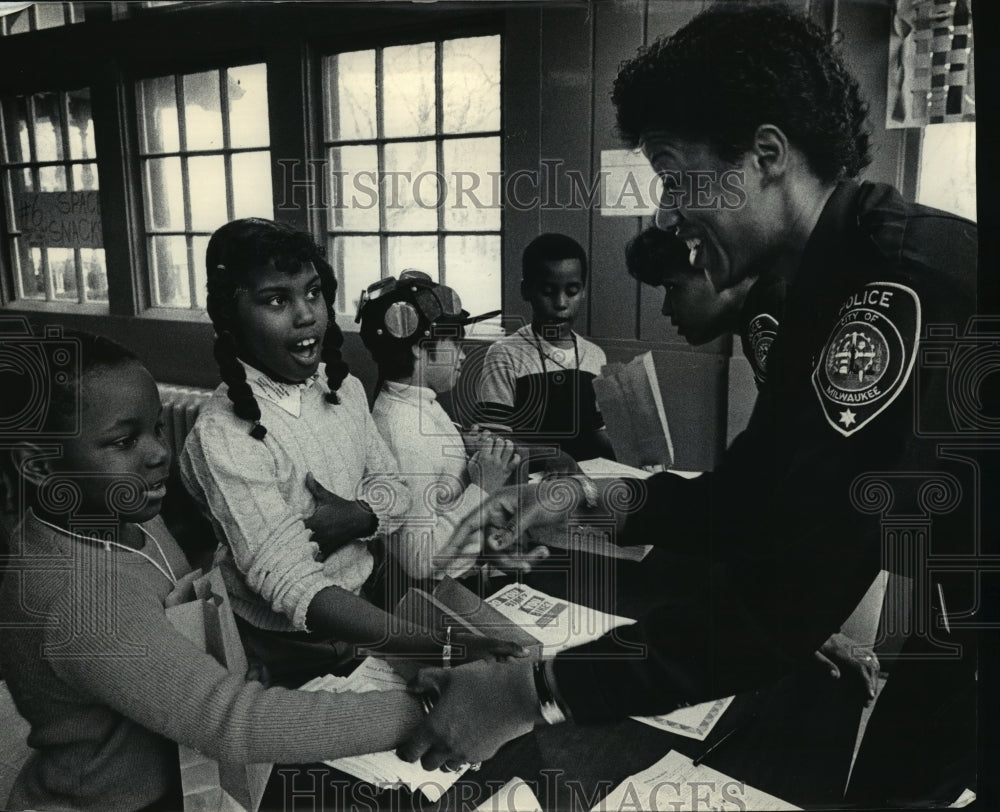 1986 Press Photo Joyce Johnson joking with Kimberly Jones and Gregory Robinson-Historic Images