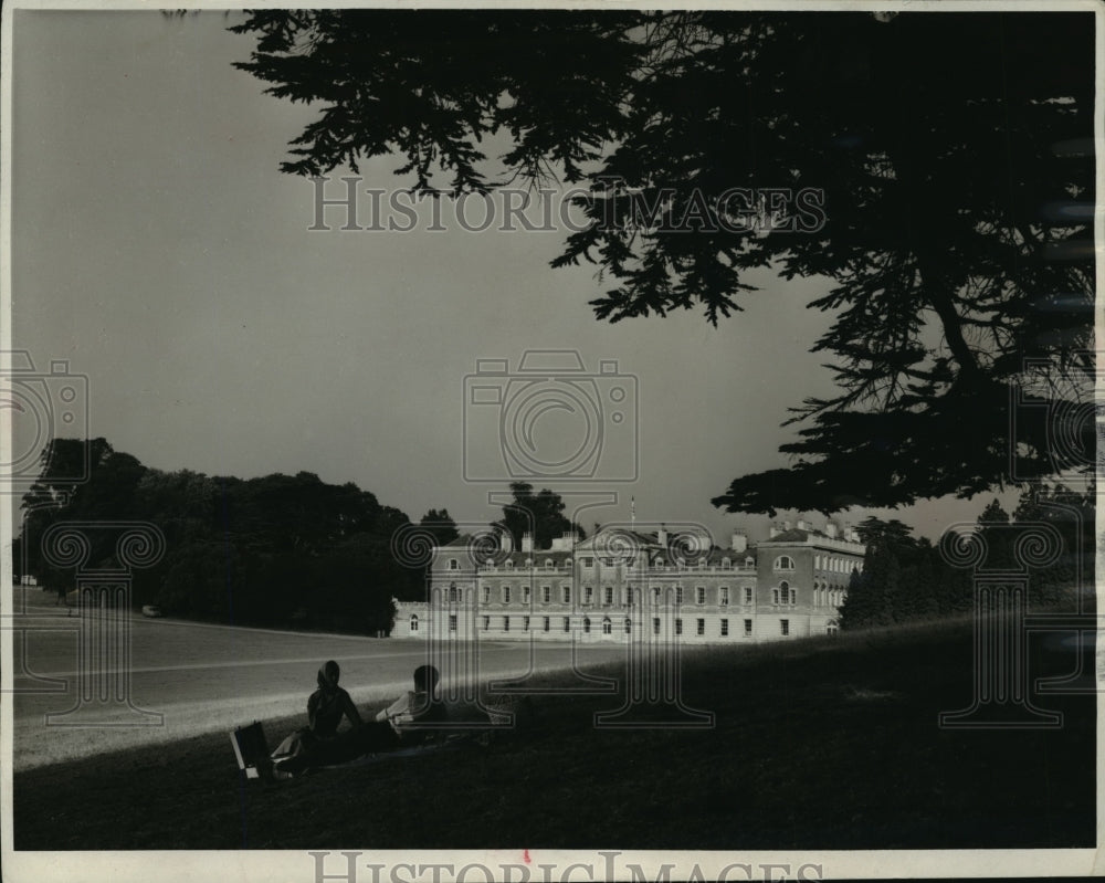 1964 Press Photo Tourists Picnic at Woburn Abbey-about 40 miles from London - Historic Images