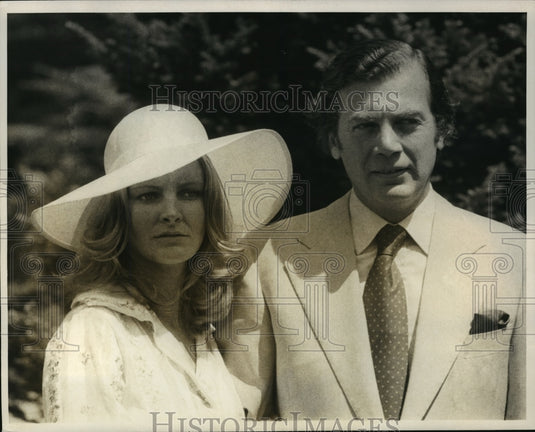 1975 Press Photo Elgar M. Bronfman and his bride at the Bronfman estate - Historic Images