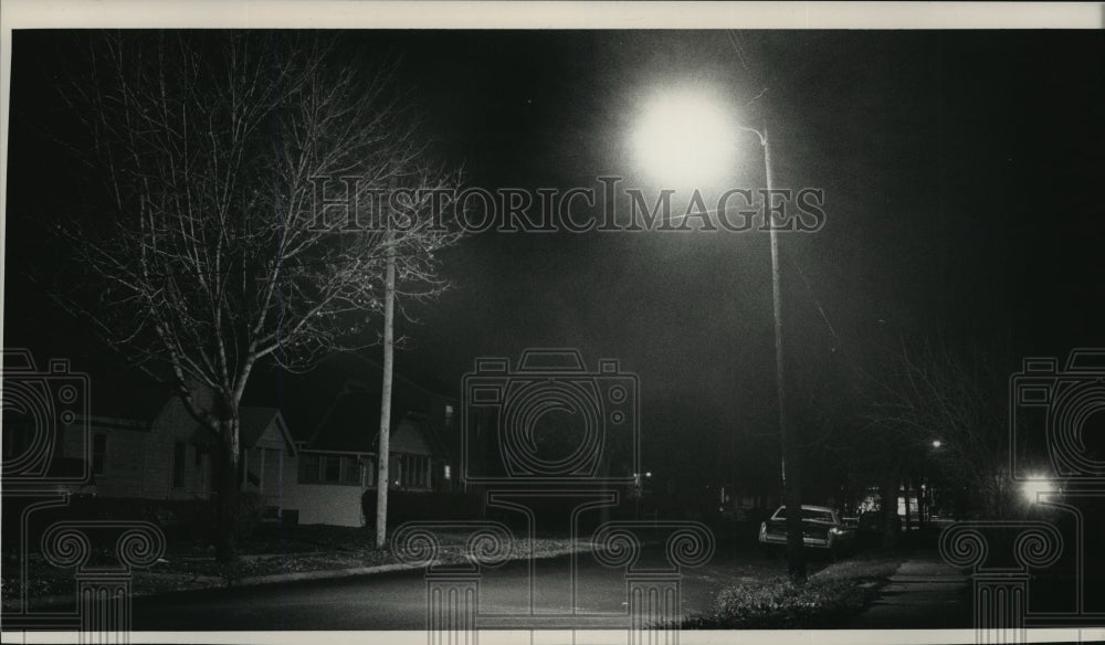 1988 Press Photo Couple attacked at 1100 block of Beloit's Randll St. - Historic Images