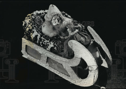 1989 Press Photo Buyer took home the cotton Santa for $105 - mja08677 - Historic Images