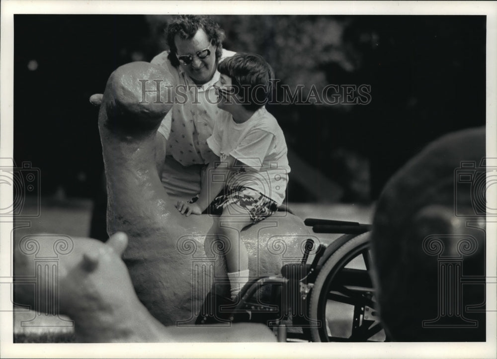 1991 Press Photo Alison Sullivan &amp; father Michael at Bradley Sculpture Garden-Historic Images