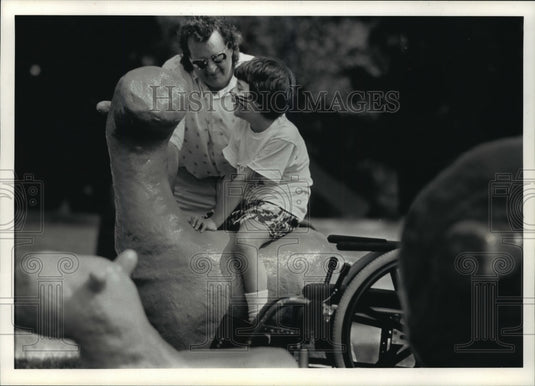 1991 Press Photo Alison Sullivan & father Michael at Bradley Sculpture Garden-Historic Images