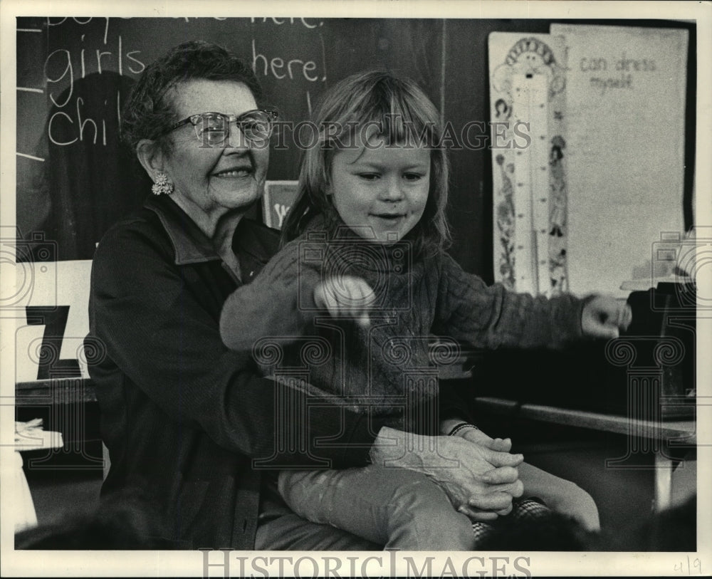 1984 Press Photo Melissa Henke Sits on Marguerite Bentz Lap Sings with Students - Historic Images