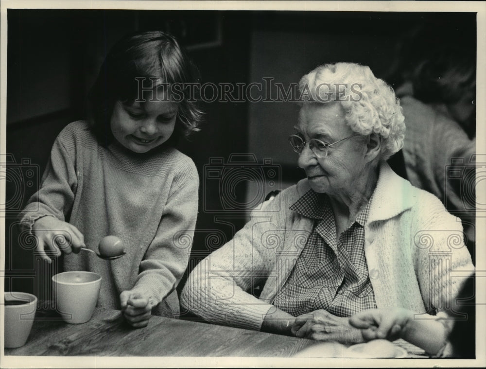 1986 Press Photo Frieda Kannapinn &amp; Shannon O&#39;Maher of Catholic East School - Historic Images