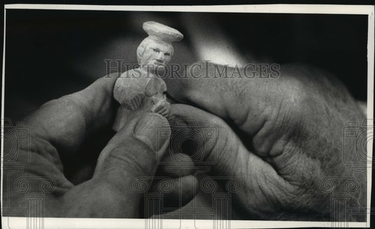 1991 Press Photo William Brassmann Carves Cook at Oakhill Senior Citizens Center-Historic Images