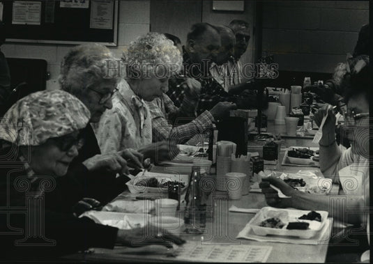 1992 Press Photo Senior citizens during meal program at Forest Park Church-Historic Images