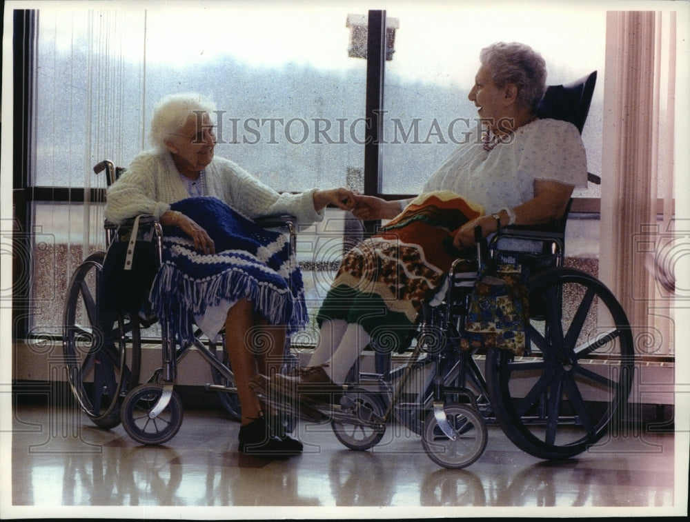 1992 Press Photo Madeline Mora &amp; Frieda Fogerty at LindenGrove Nursing Home - Historic Images