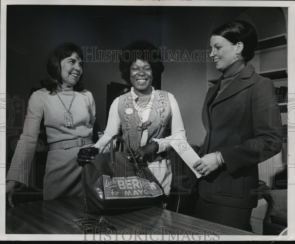 1972 Press Photo Elaine Ong, pres. of NOW, Lucille Berrin &amp; Beverly Temple - Historic Images