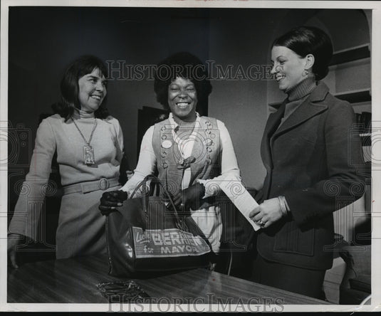 1972 Press Photo Elaine Ong, pres. of NOW, Lucille Berrin & Beverly Temple - Historic Images