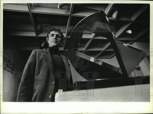 1979 Press Photo Fletcher Benton with his "Folded Circle, Triangle" - mja08793 - Historic Images