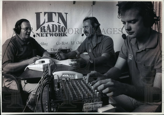 1994 Press Photo Ed Cluka & Todd Behling discuss racing topics with Dan Margetta-Historic Images
