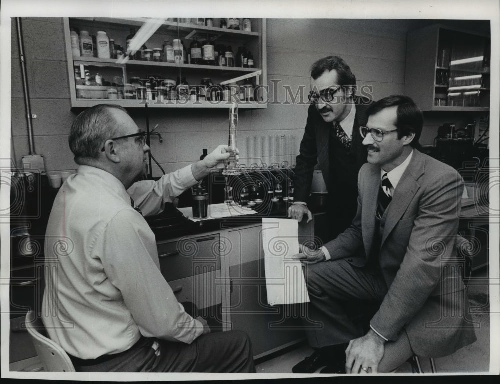 1979 Press Photo Frank Farrell, Robert Benz &amp; Dixon Benz in Benz Oil laboratory - Historic Images