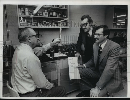 1979 Press Photo Frank Farrell, Robert Benz & Dixon Benz in Benz Oil laboratory - Historic Images