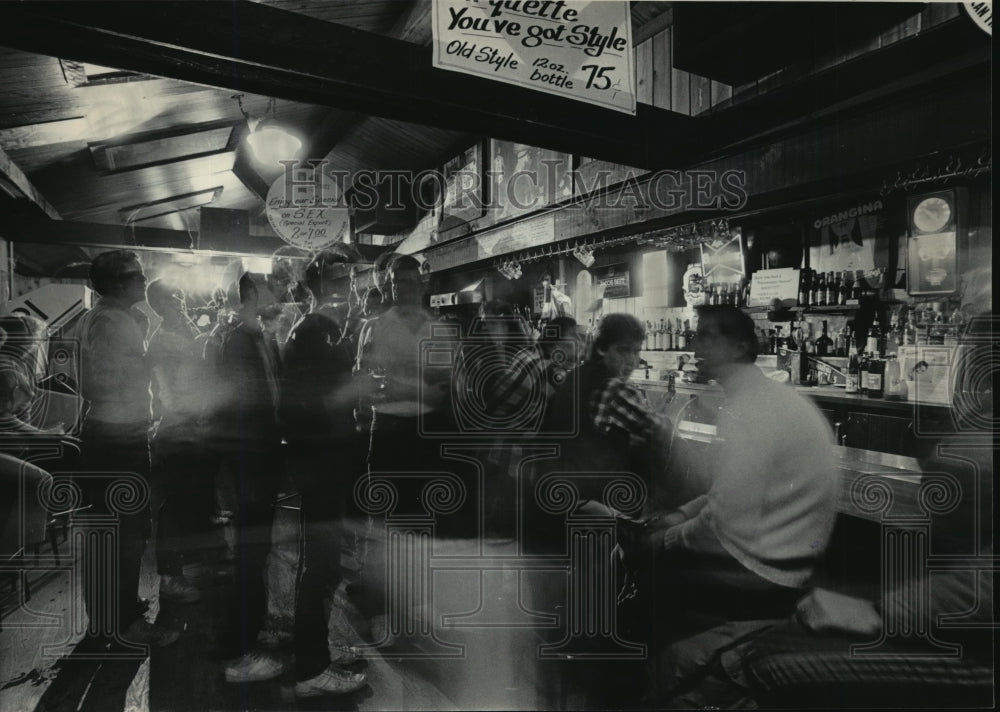 1985 Press Photo Social life center on bars near Marquette University-Historic Images