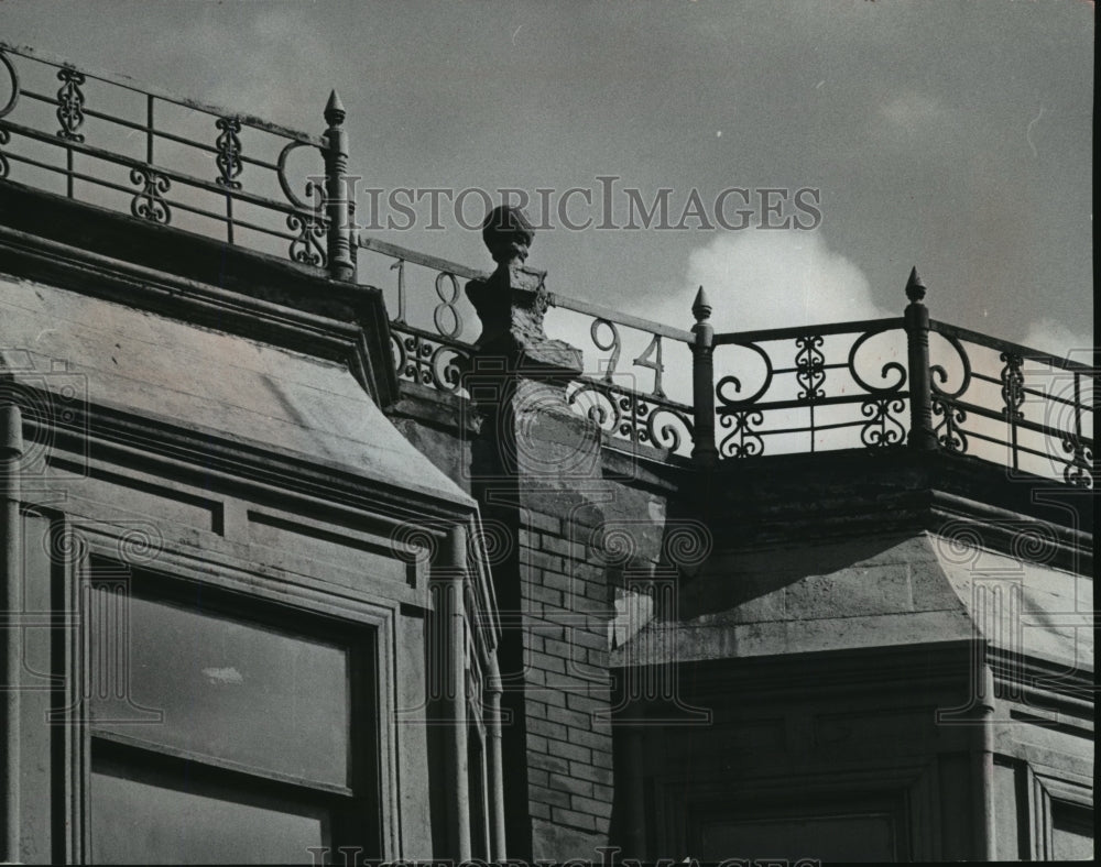 1974 Press Photo Wrought iron along the rooftop of 1894 Palm Gardens - mja08827