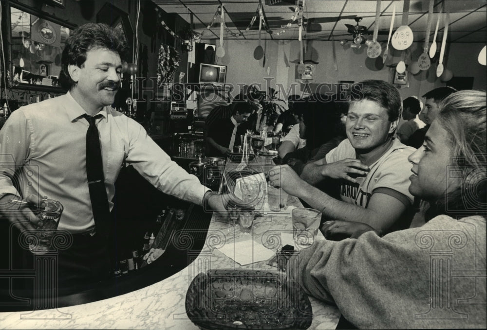 1987 Press Photo Bill Braier serves customer at After 10 - mja08868 - Historic Images