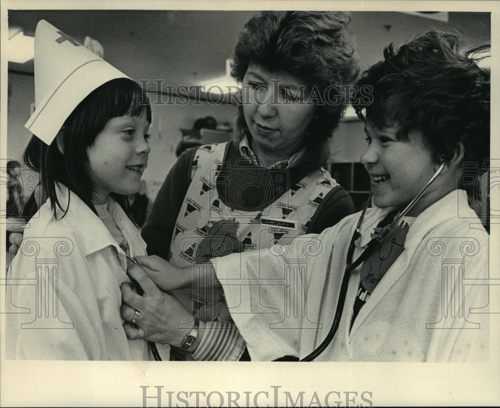 1986 Press Photo Matthew Aprahamian listening to Elizabeth Calabria&#39;s heart-Historic Images