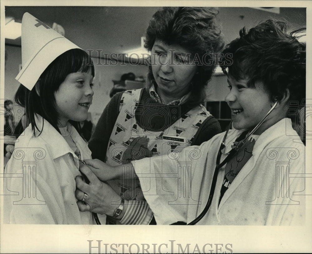 1986 Press Photo Matthew Aprahamian listening to Elizabeth Calabria's heart-Historic Images