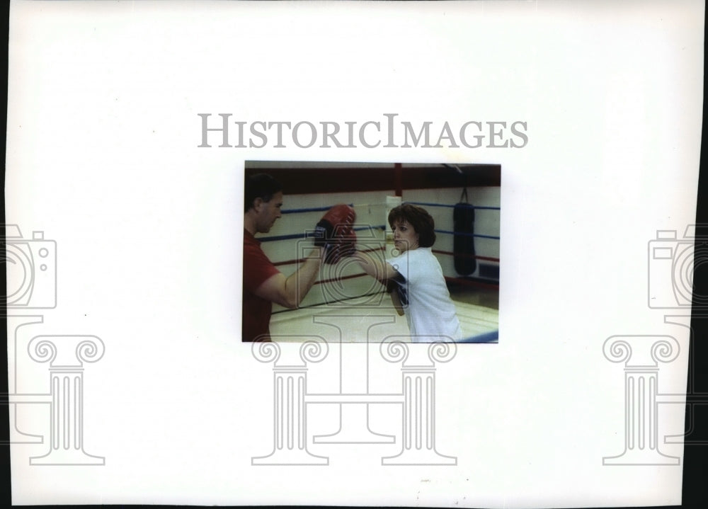 1994 Press Photo Woman boxing - mja08878-Historic Images