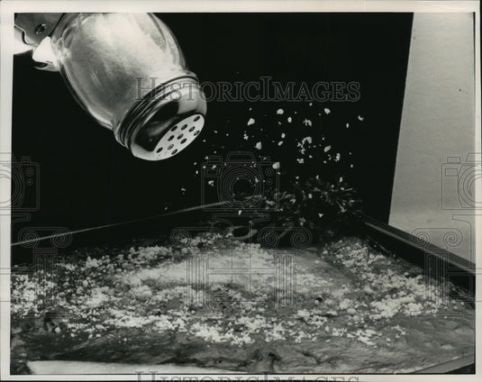 1992 Press Photo Milk produced on the farm of Mike and Lori Paulus - mja08879 - Historic Images