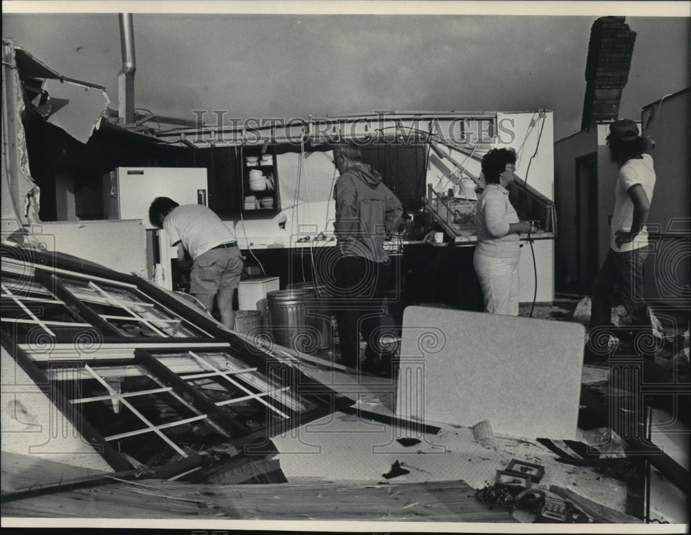 1984 Press Photo People visiting their destroyed home in Barneveld, Wisconsin - Historic Images