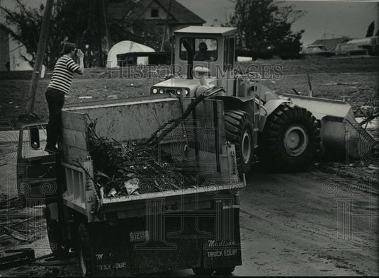 1984 Press Photo Dump truck driver takes photo of destruction at Barneveld, Wis. - Historic Images
