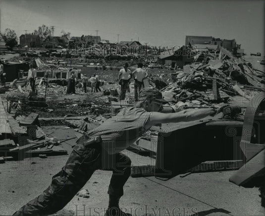 1984 Press Photo People clearing debris in Barneveld, Wisconsin - mja08920 - Historic Images
