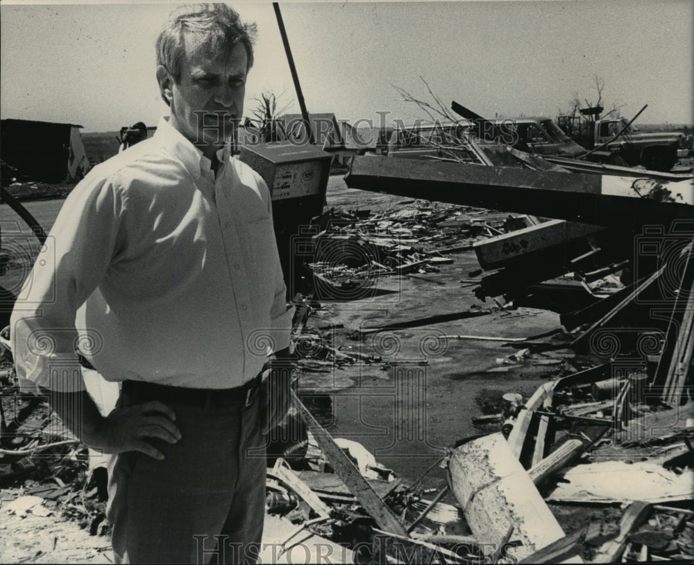 1984 Press Photo Gov. Earl inpecting damage at Barneveld, Wisconsin - mja08922-Historic Images