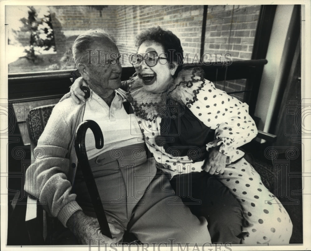 1987 Press Photo Nelson Bailey shared a joke with Sister Jane Leyde - mja08943 - Historic Images